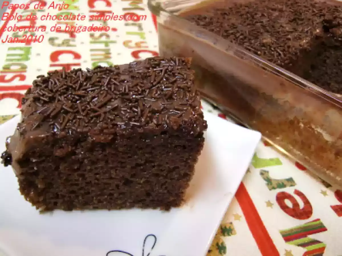Bolo bem simples de chocolate com cobertura de Brigadeiro