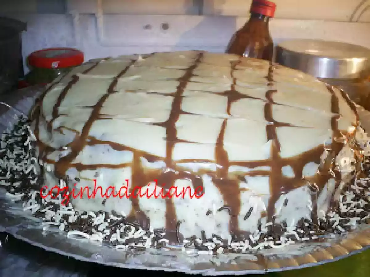 Bolo bomba com cobertura branca - foto 2