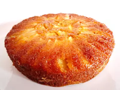 Bolo caramelizado de maçã e nozes