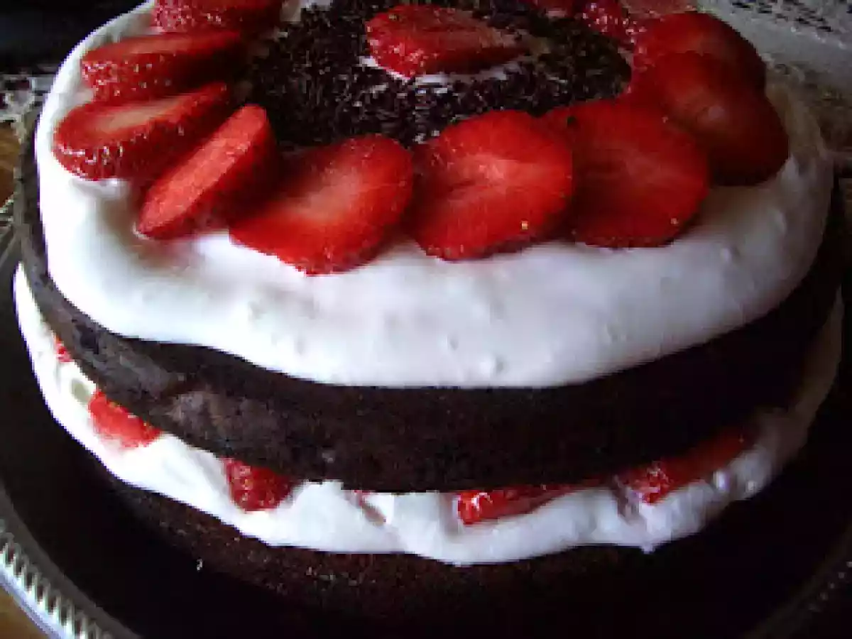 Bolo chocolate com chantilly e morangos / Chocolate cake with Chantilly and strawberry´s