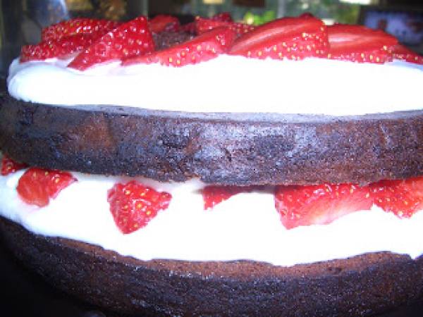 Bolo chocolate com chantilly e morangos / Chocolate cake with Chantilly and strawberry´s - foto 2