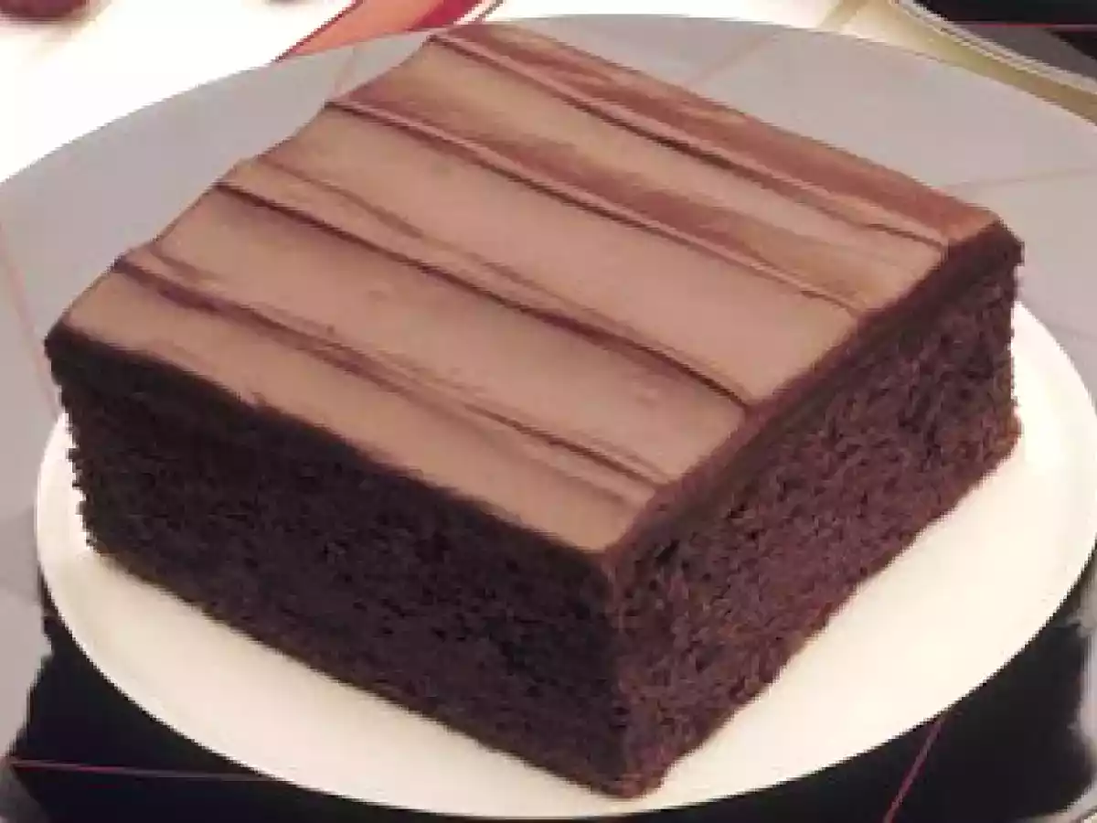Bolo com cobertura de chocolate meio amargo!