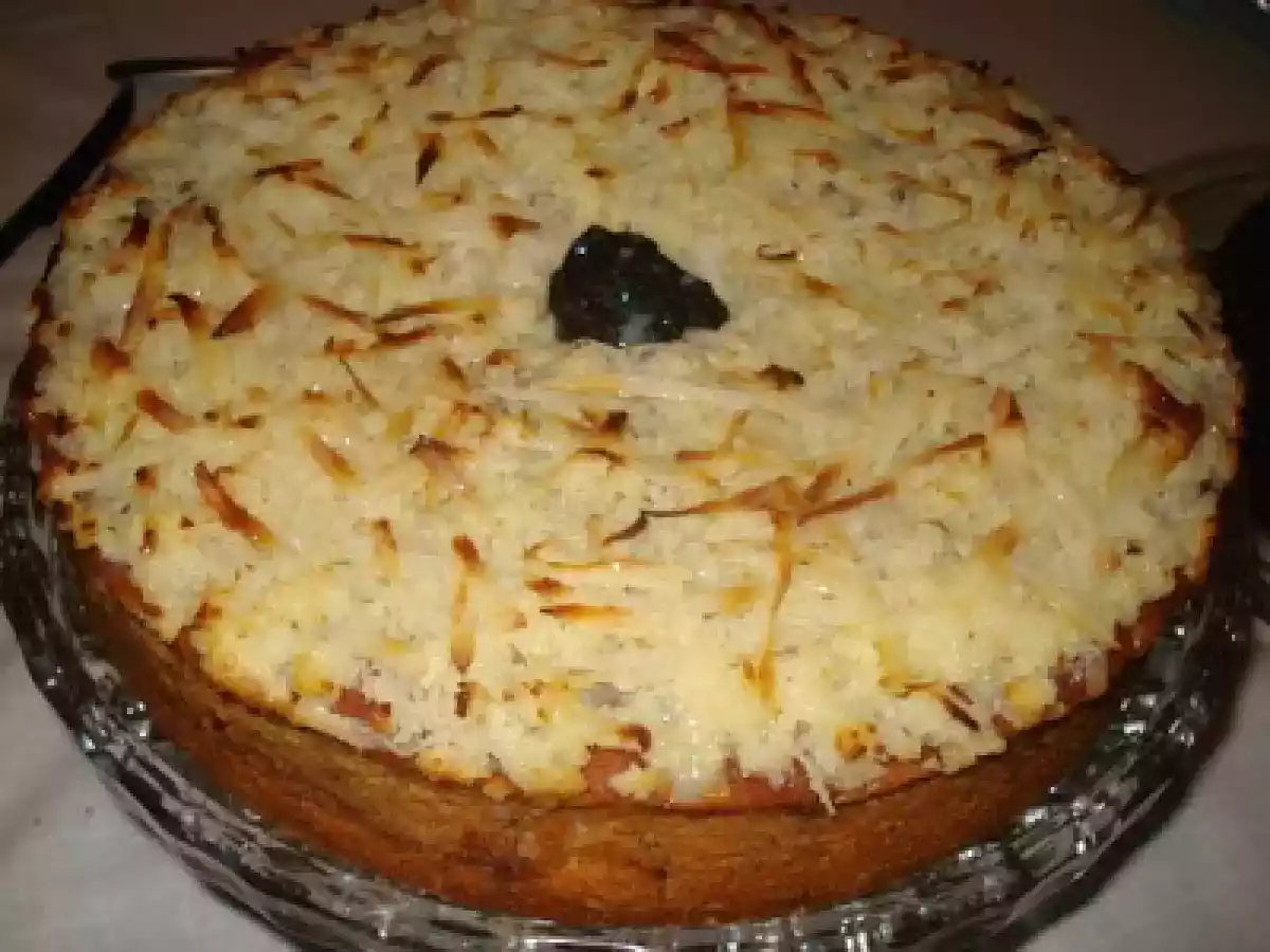 BOLO COM COBERTURA DE COCO E LEITE CONDENSADO