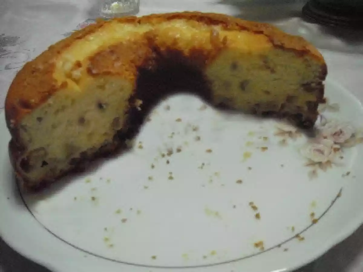 Bolo com maçã frutas cristalizadas e passas