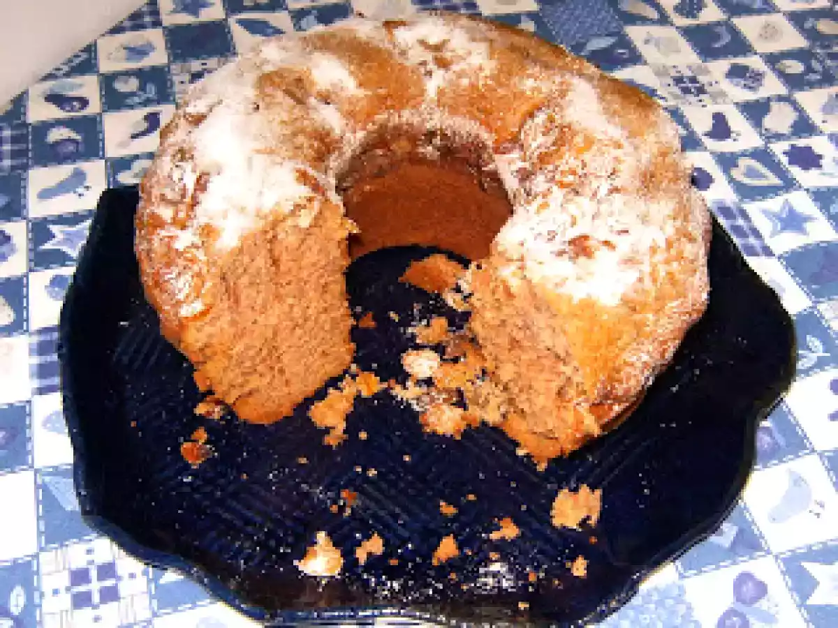 Bolo com vinho e uvas passas