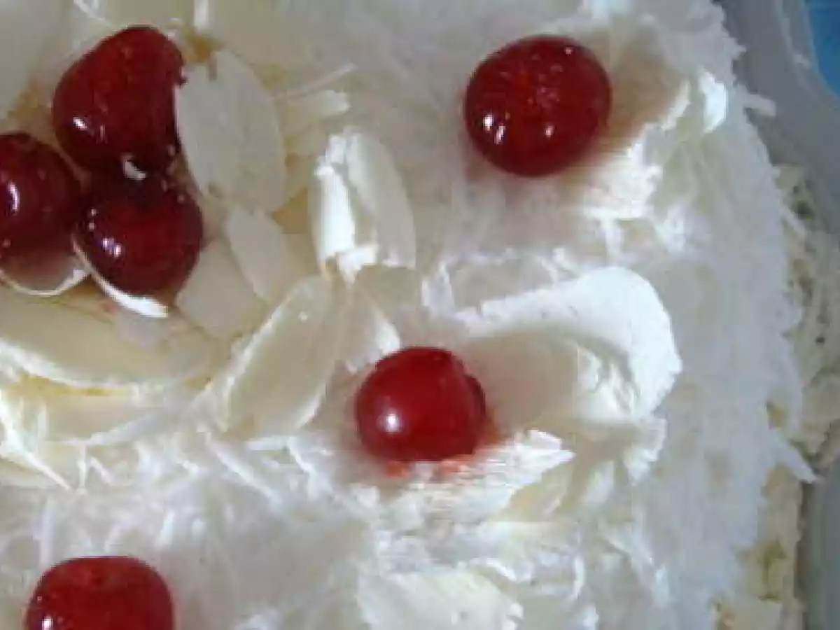 Bolo Cremoso de Côco com Cerejas - foto 2
