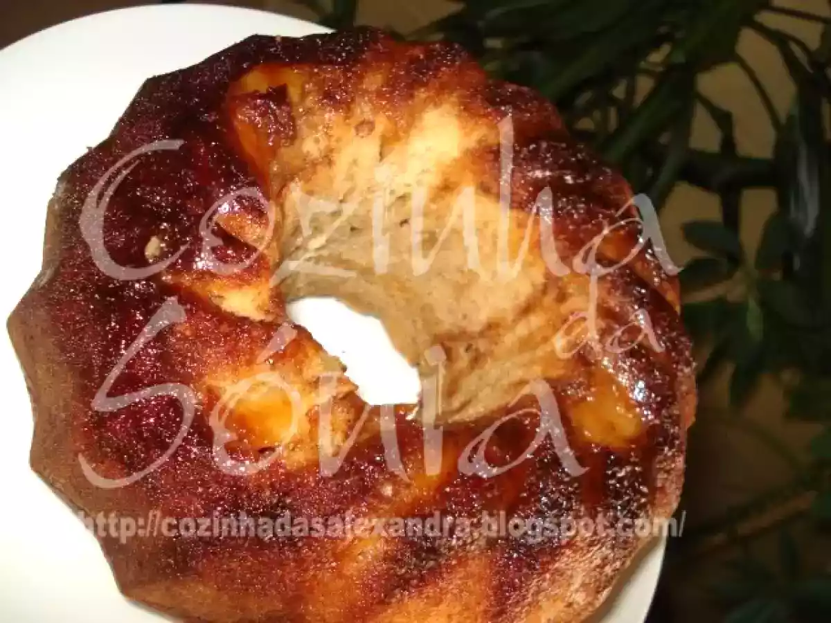 BOLO DA FRUTAS CARAMELIZADAS, AROMATIZADO DE CANELA E ERVA DOCE...