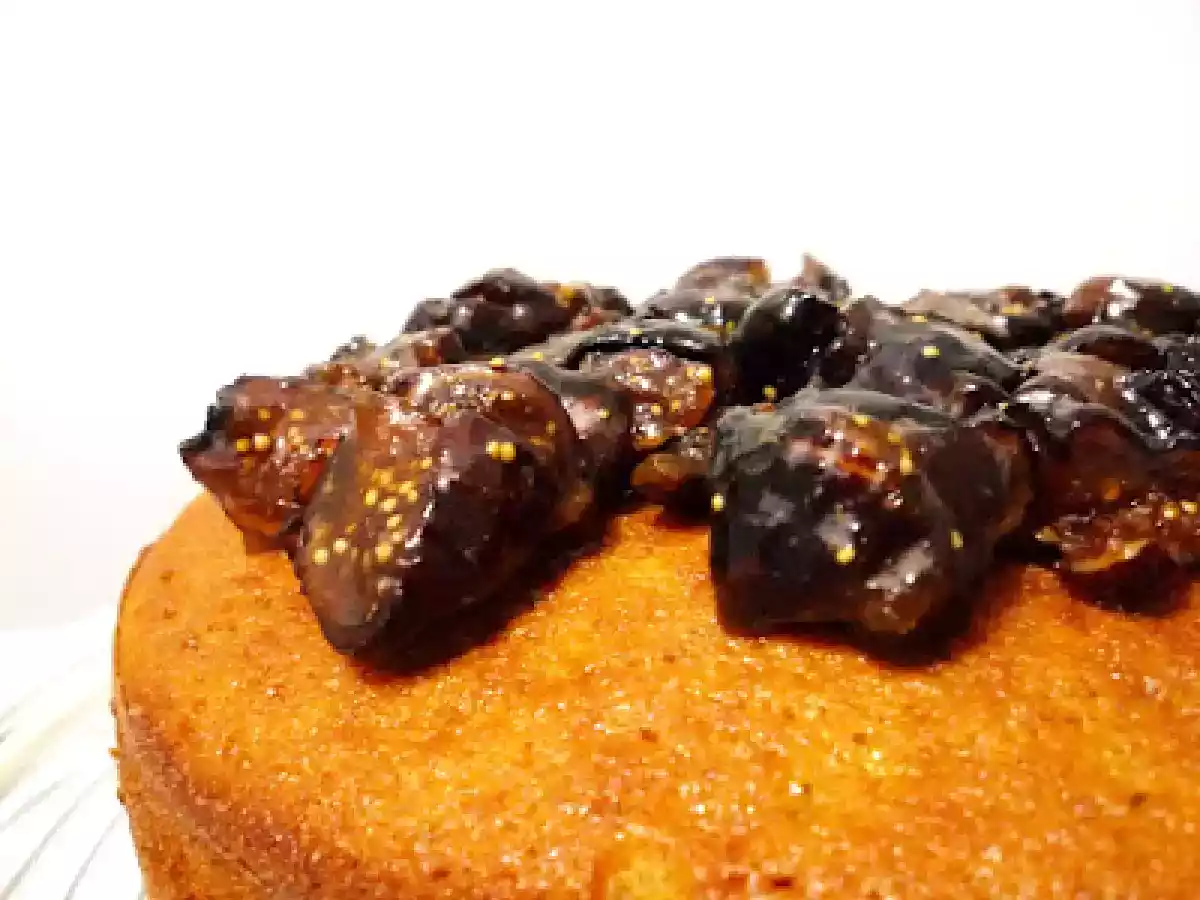 Bolo de abóbora com especiarias e figos secos caramelizados
