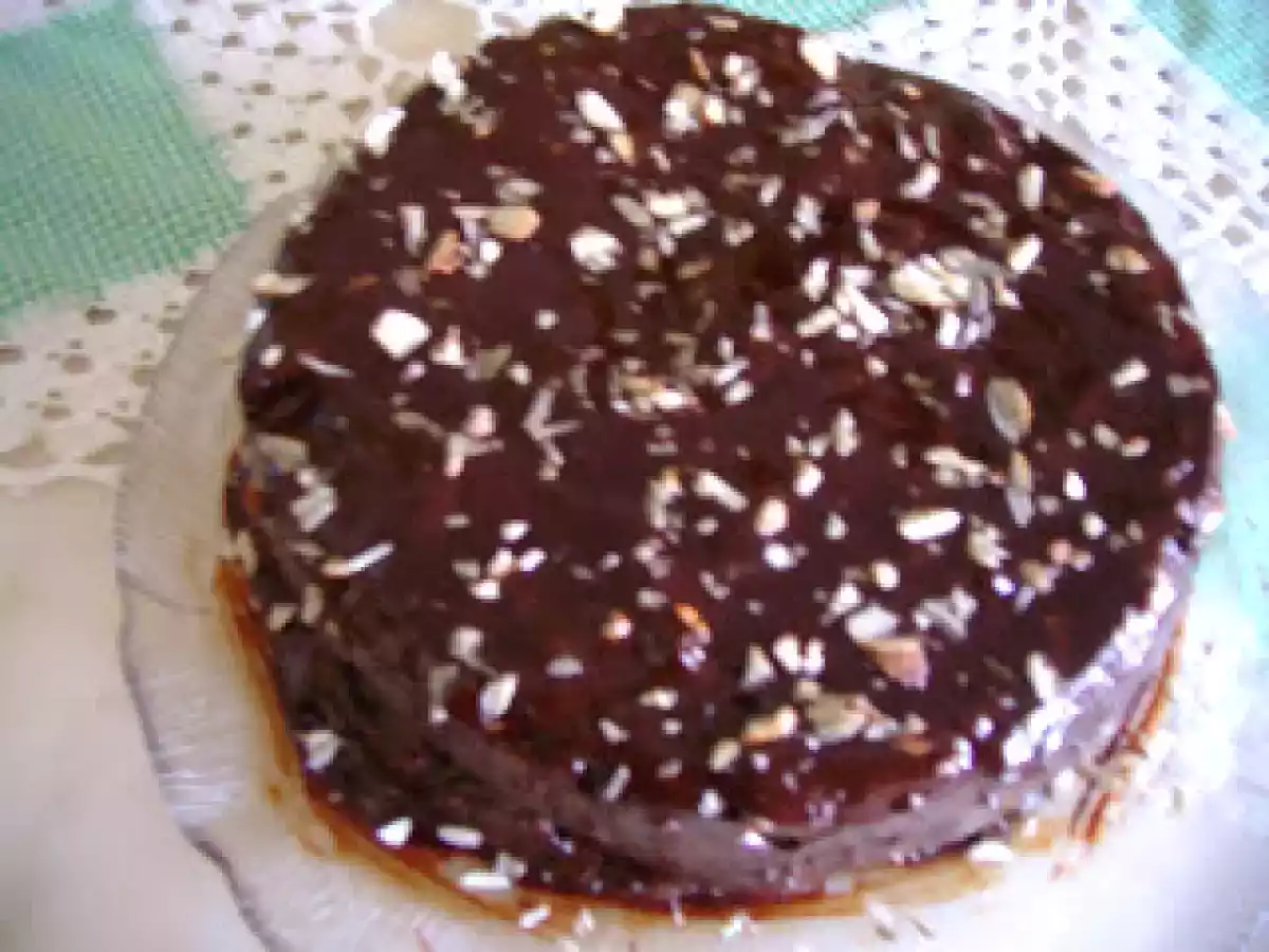 Bolo de Amêndoa com cobertura e recheio de chocolate