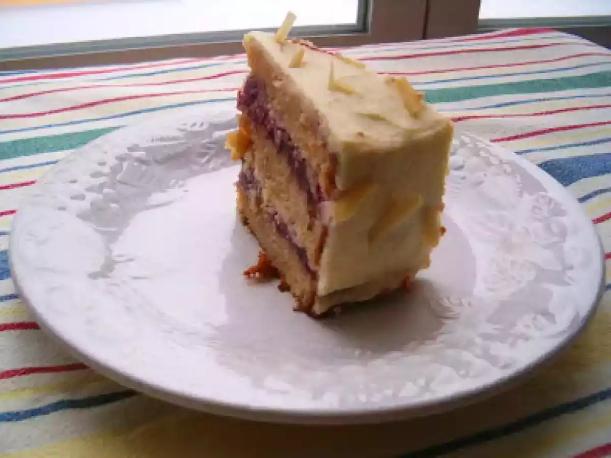 Bolo de Amêndoa com Framboesas e Mascarpone
