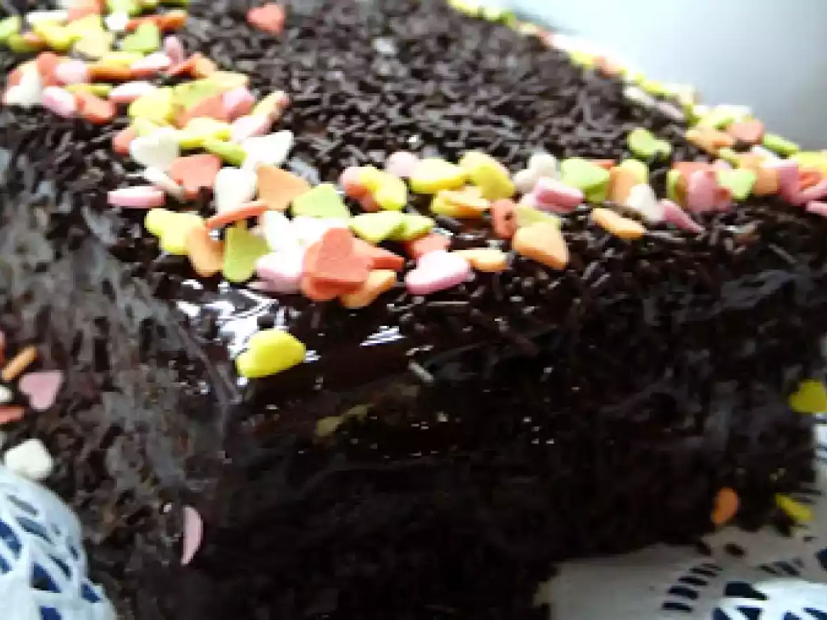 Bolo de Amêndoa com recheio de Morangos e cobertura de Chocolate