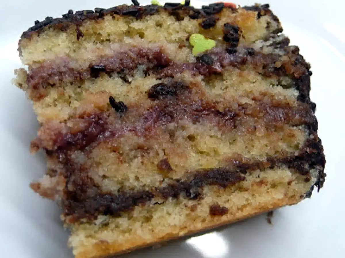 Bolo de Amêndoa com recheio de Morangos e cobertura de Chocolate - foto 2