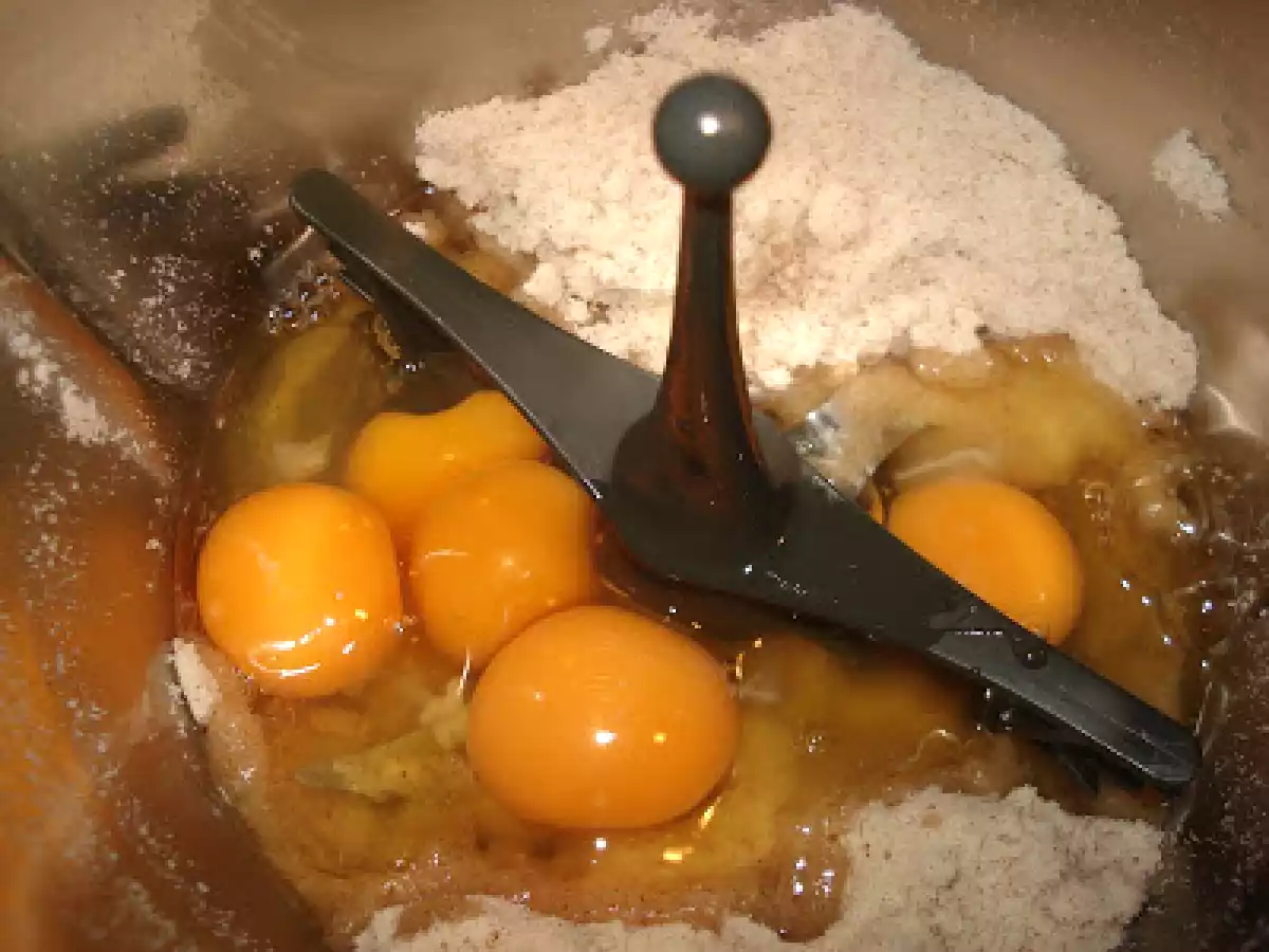 BOLO DE AMÊNDOA RECHEADO DE BAGE CREMIM COM COBERTURA DE MERENGUE E AMÊNDOA TORRADA... - foto 2