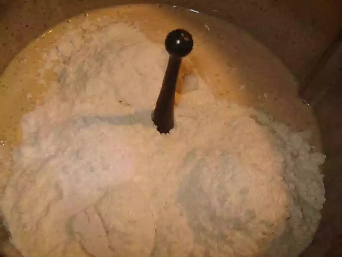 BOLO DE AMÊNDOA RECHEADO DE BAGE CREMIM COM COBERTURA DE MERENGUE E AMÊNDOA TORRADA... - foto 3