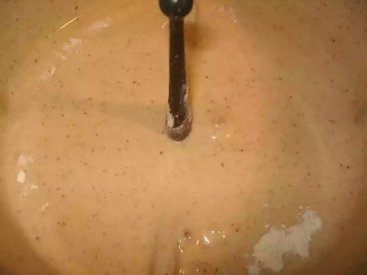 BOLO DE AMÊNDOA RECHEADO DE BAGE CREMIM COM COBERTURA DE MERENGUE E AMÊNDOA TORRADA... - foto 4