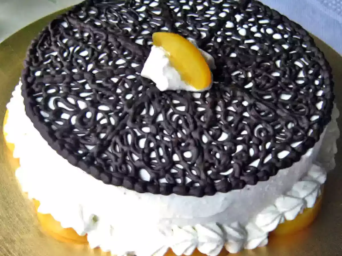 Bolo de Amêndoas com Doce de Leite e Pêssegos