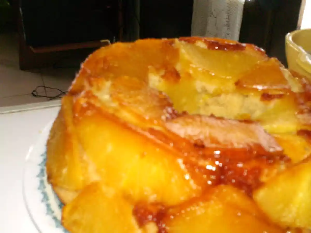 Bolo de ananás e natas