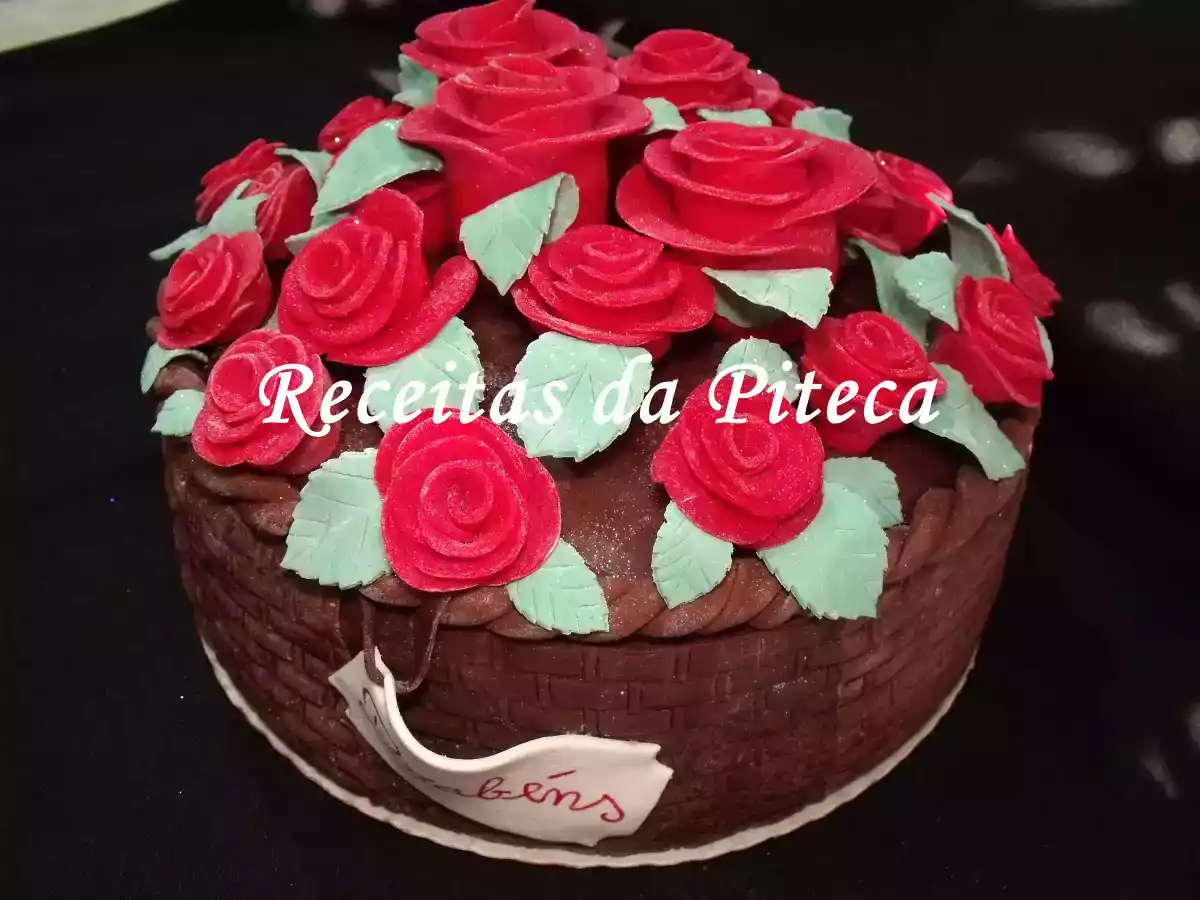 Bolo de aniversário “cesta de rosas vermelhas”