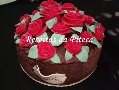 Bolo de aniversário “cesta de rosas vermelhas”