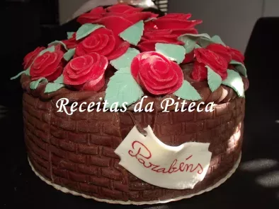 Bolo de aniversário “cesta de rosas vermelhas” - foto 2