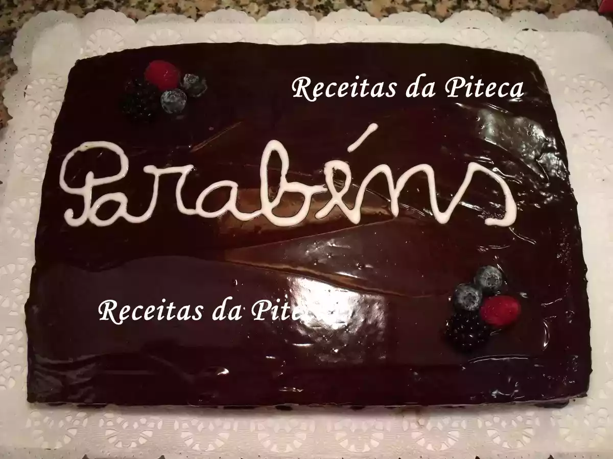 Bolo de aniversário de chocolate e frutos silvestres