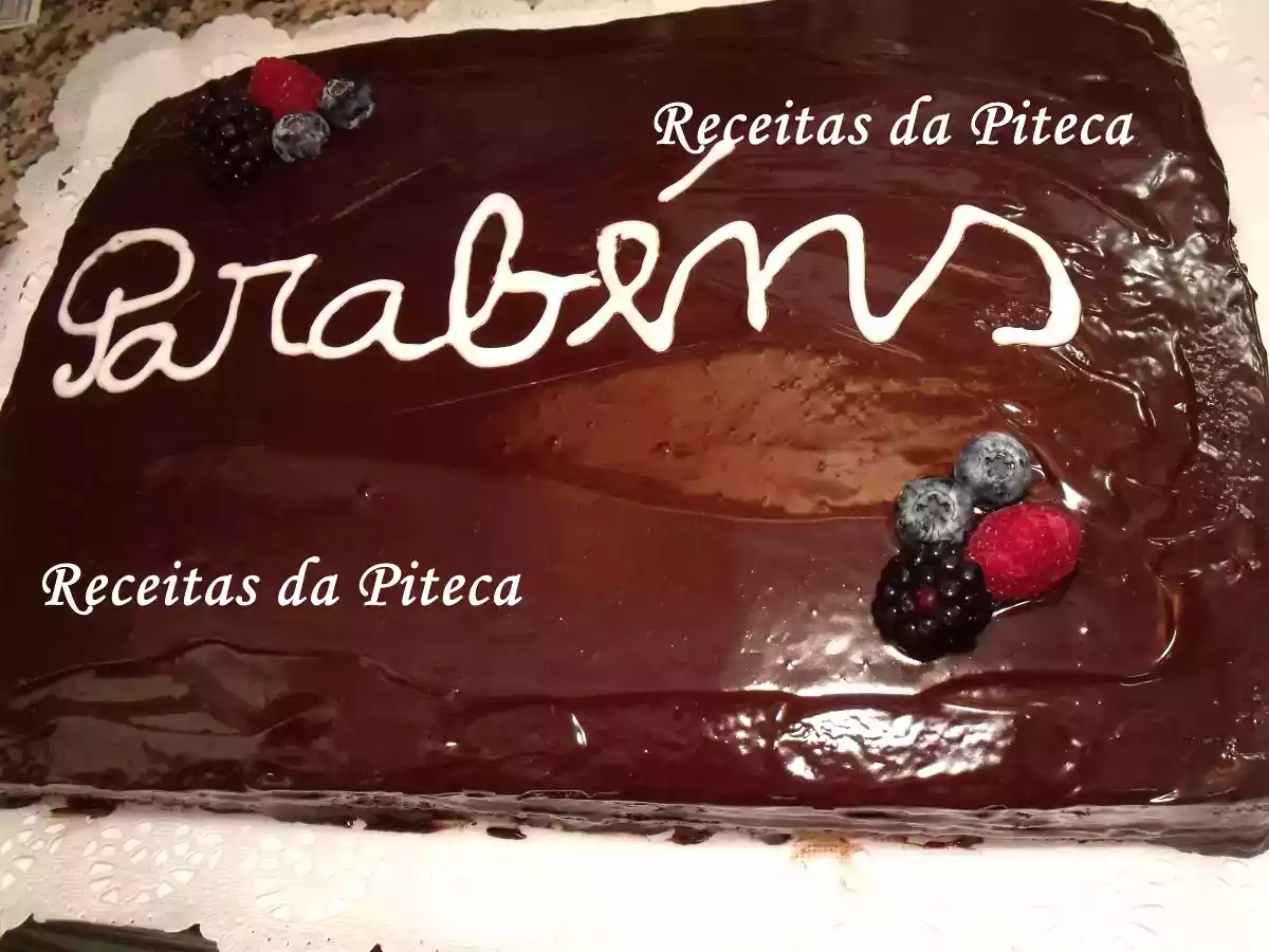 Bolo de aniversário de chocolate e frutos silvestres - foto 2