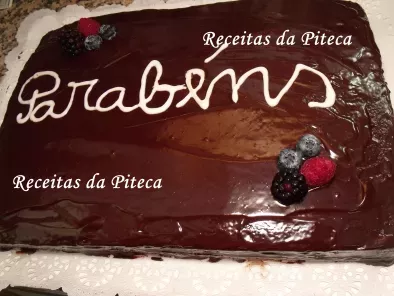 Bolo de aniversário de chocolate e frutos silvestres - foto 2