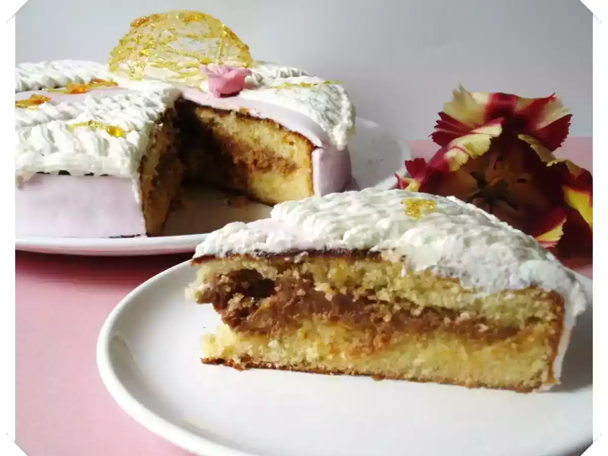 Bolo de aniversário recheado com doce de leite e nozes