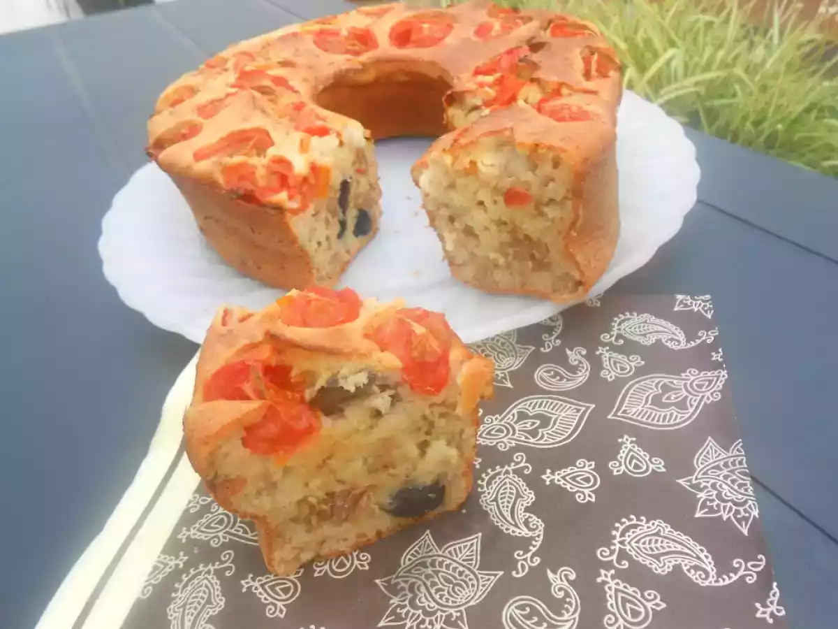 Bolo de atum, azeitonas e queijo quark