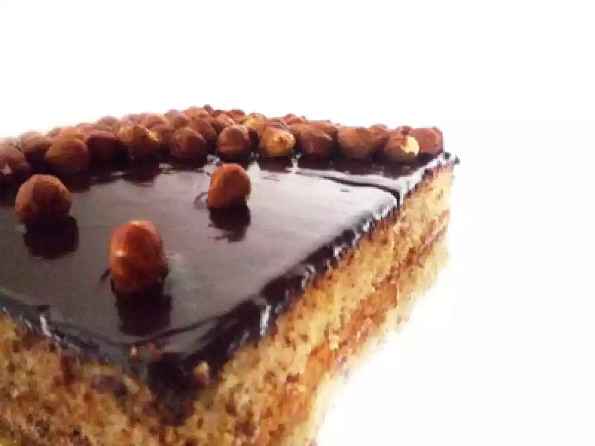Bolo de avelã, caramelo e chocolate