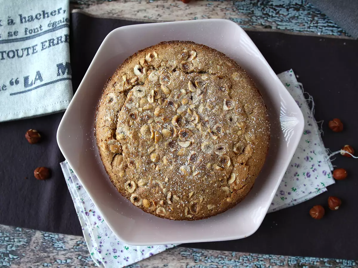 Bolo de avelãs macio, crocante e com 5 ingredientes! - foto 4