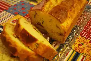 Bolo de azeitonas, alecrim e tomate seco