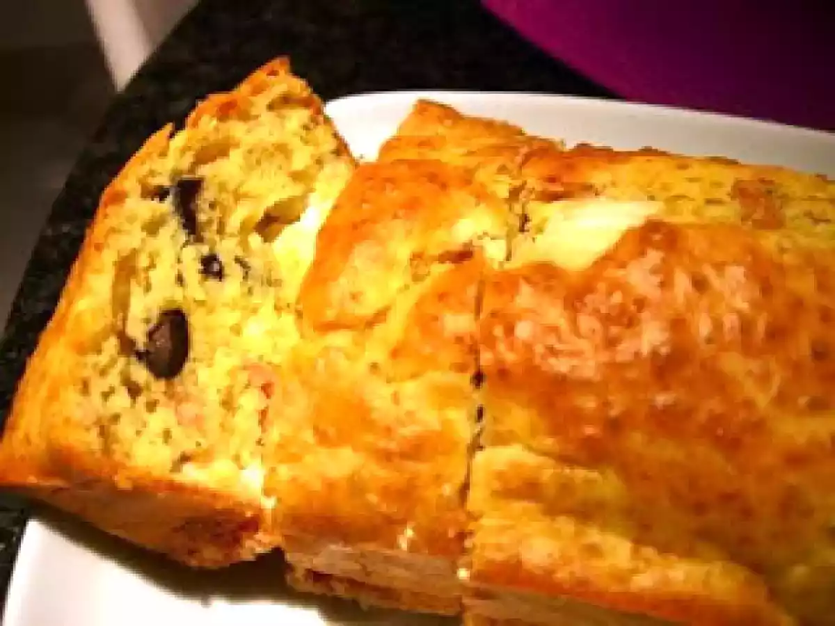 Bolo de azeitonas com queijo feta