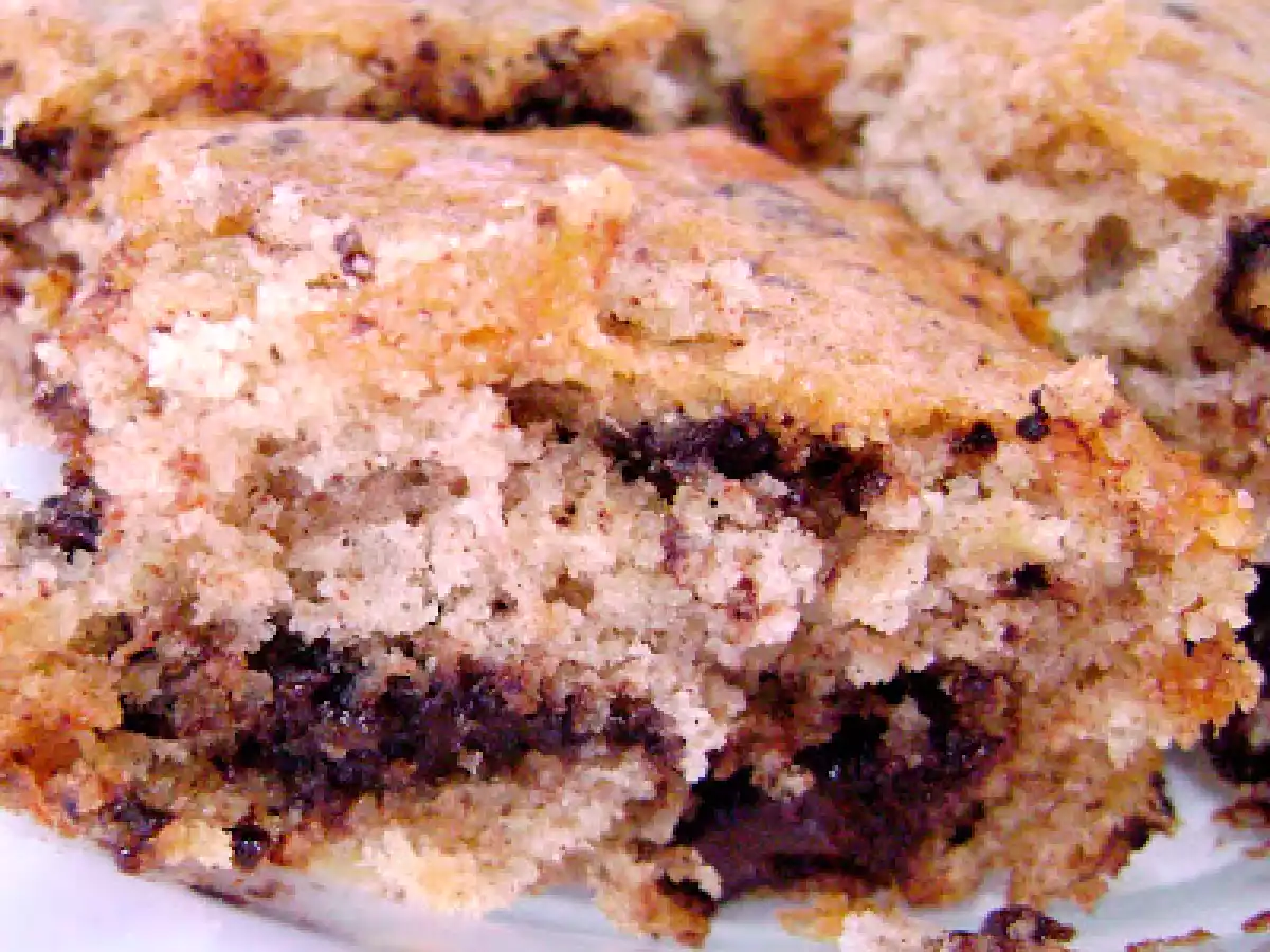 BOLO DE BANANA, CANELA E GOTAS DE CHOCOLATE