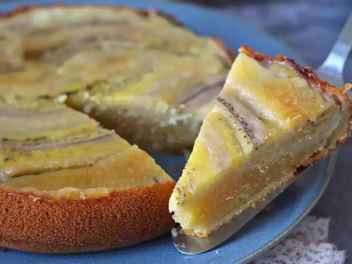 Bolo de banana invertido com cobertura caramelizada