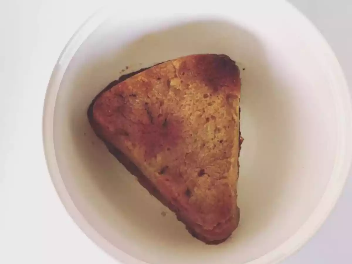 Bolo de batata doce, chocolate e framboesas vegan