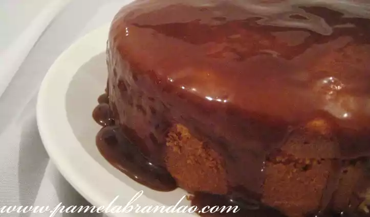 Bolo de baunilha com cobertura de caramelo