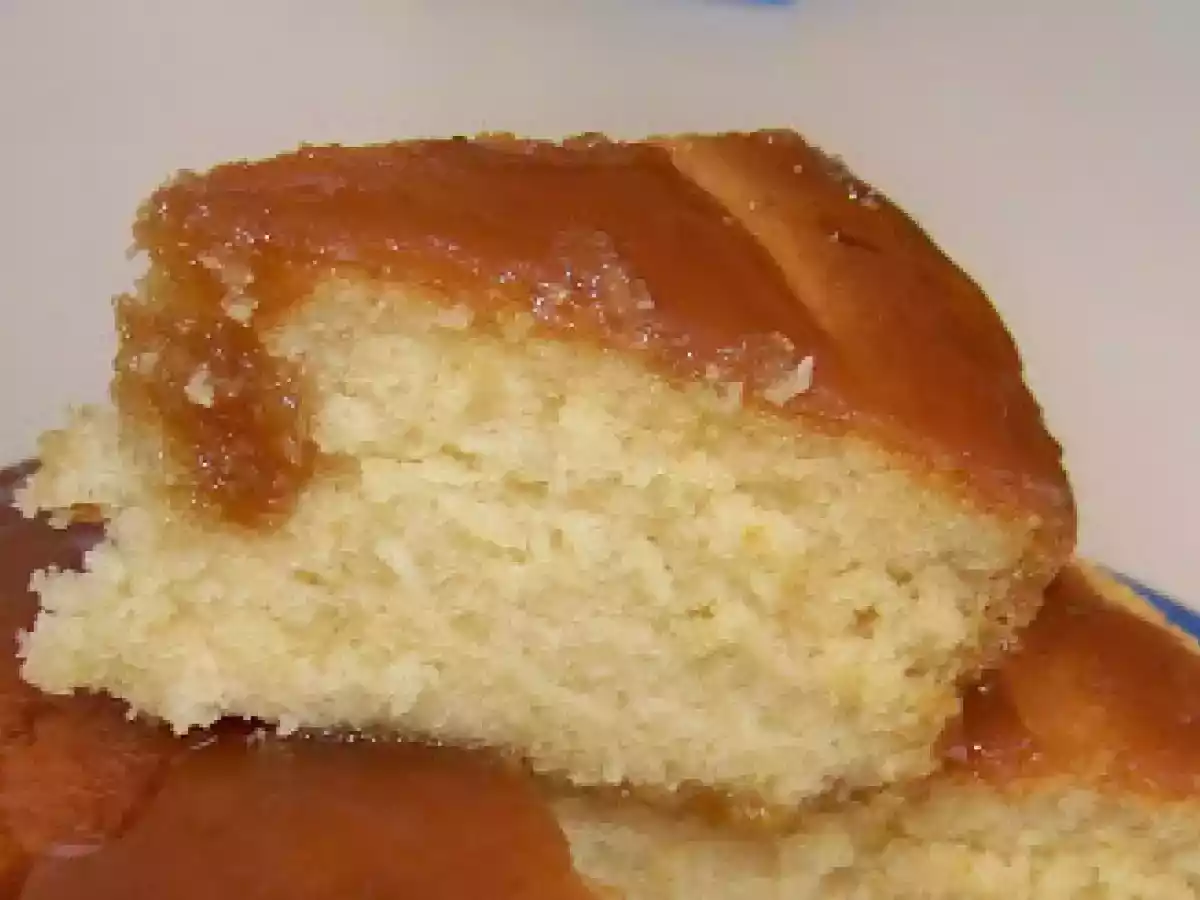 Bolo de baunilha com cobertura de caramelo - foto 2
