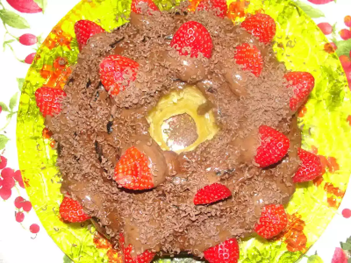 Bolo de baunilha com cobertura de chocolate e morangos