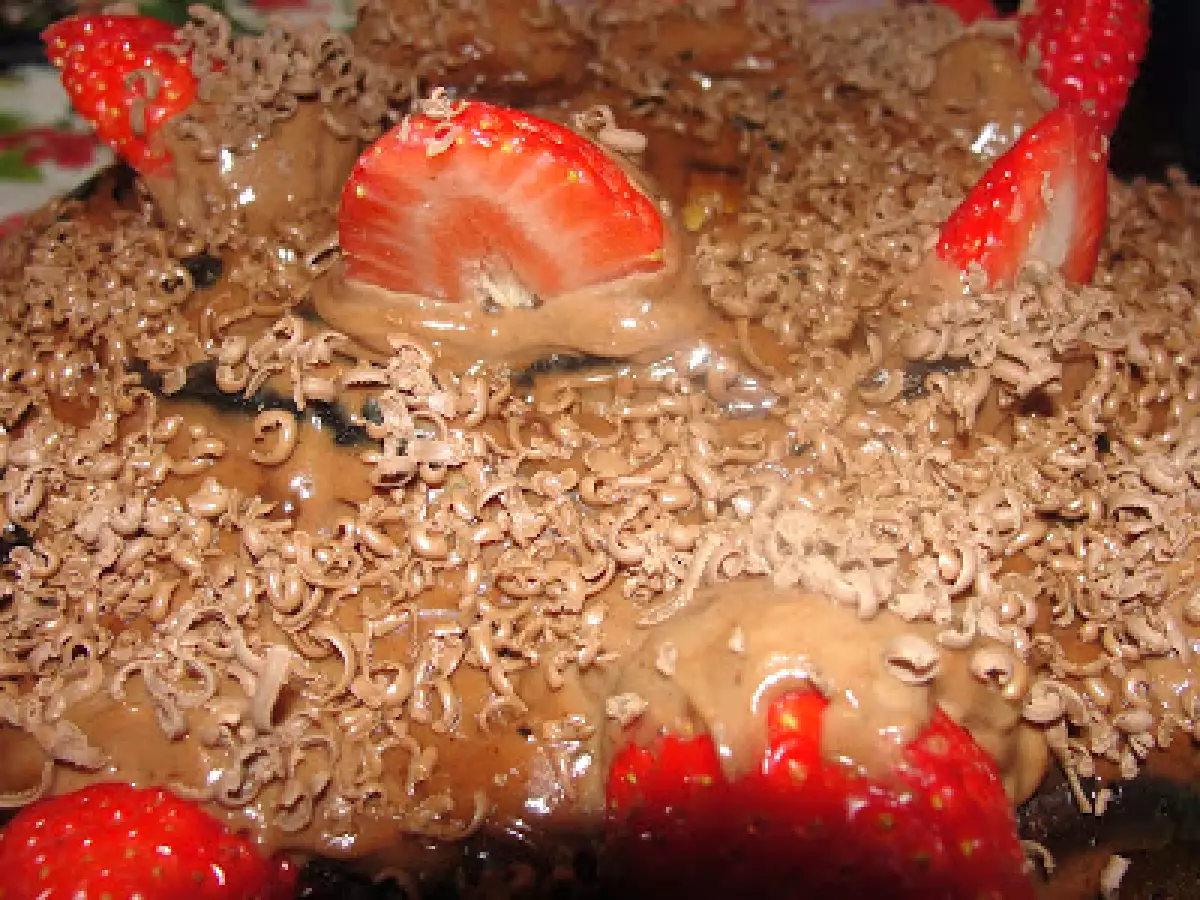 Bolo de baunilha com cobertura de chocolate e morangos - foto 2