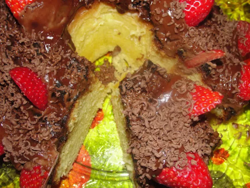 Bolo de baunilha com cobertura de chocolate e morangos - foto 3