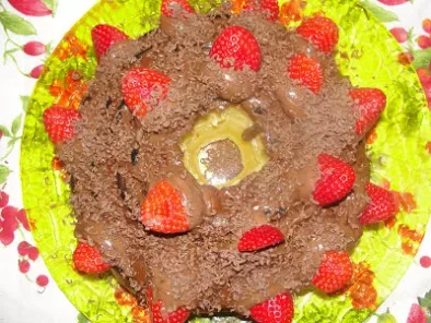 Bolo de baunilha com cobertura de chocolate e morangos