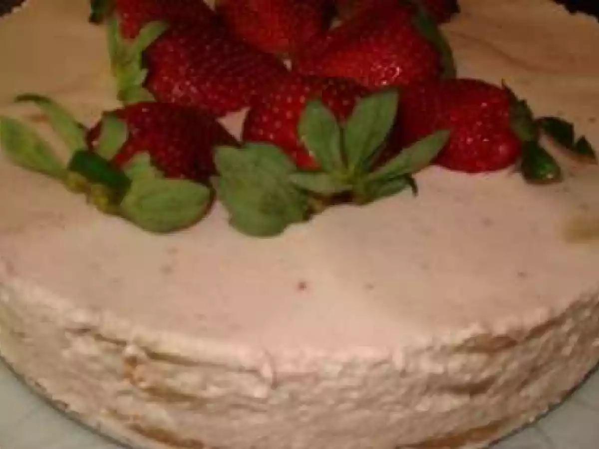 BOLO DE BOLACHA E MORANGOS...