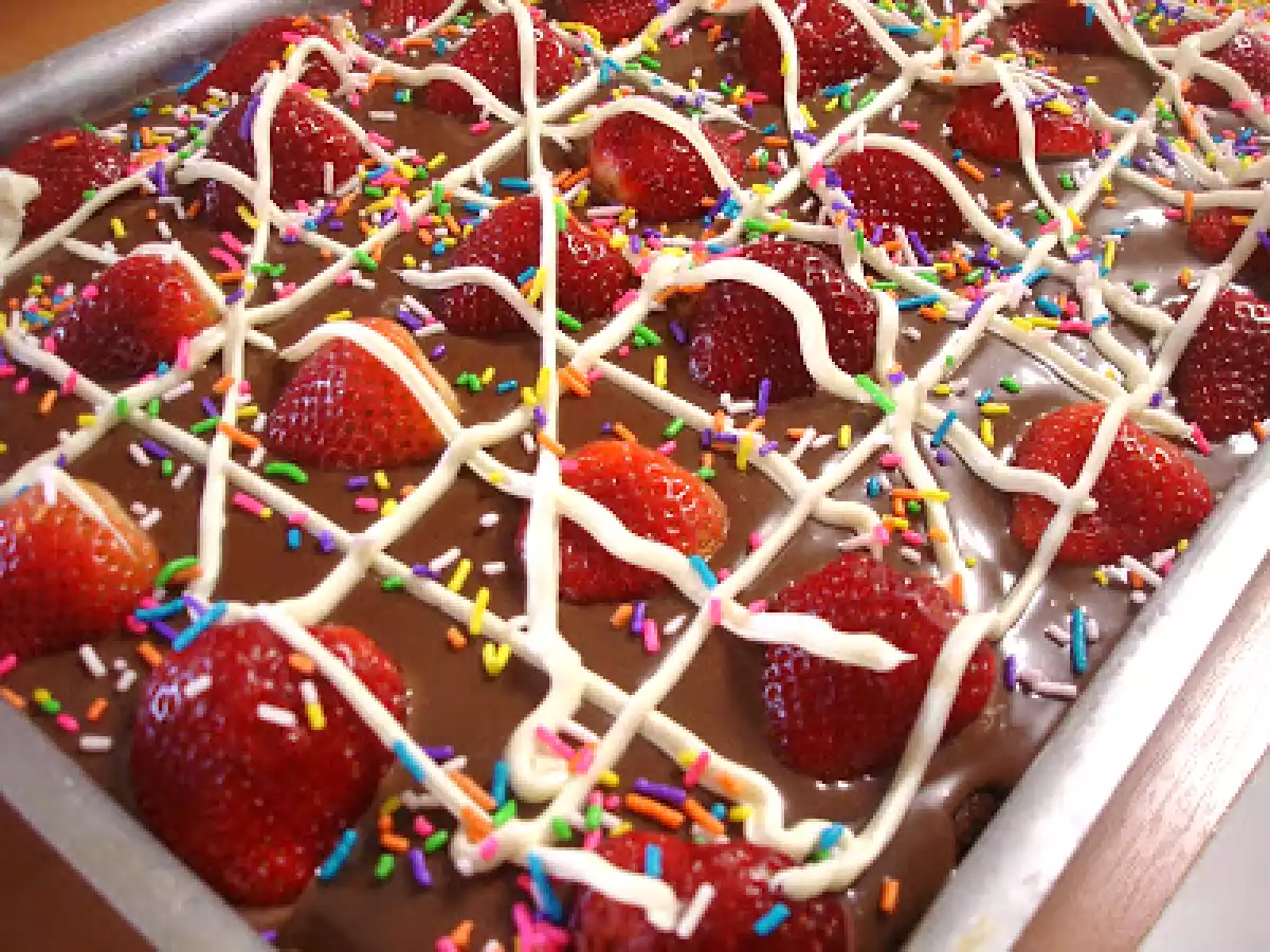 Bolo de brigadeiro com morango