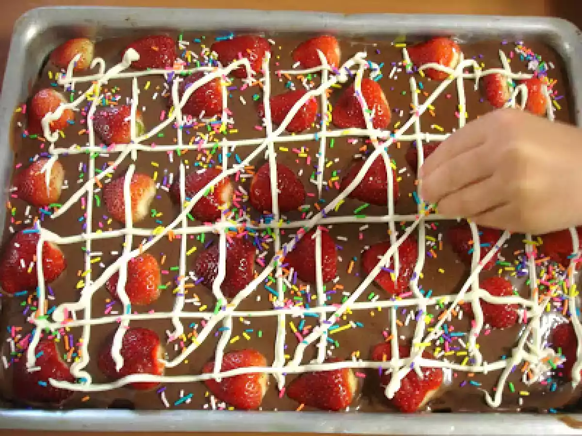 Bolo de brigadeiro com morango - foto 2