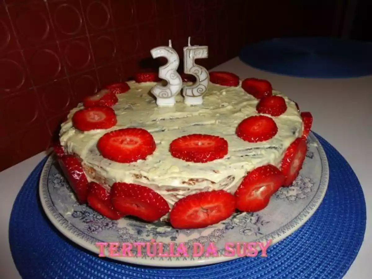 Bolo de café com cobertura de chocolate branco e morangos