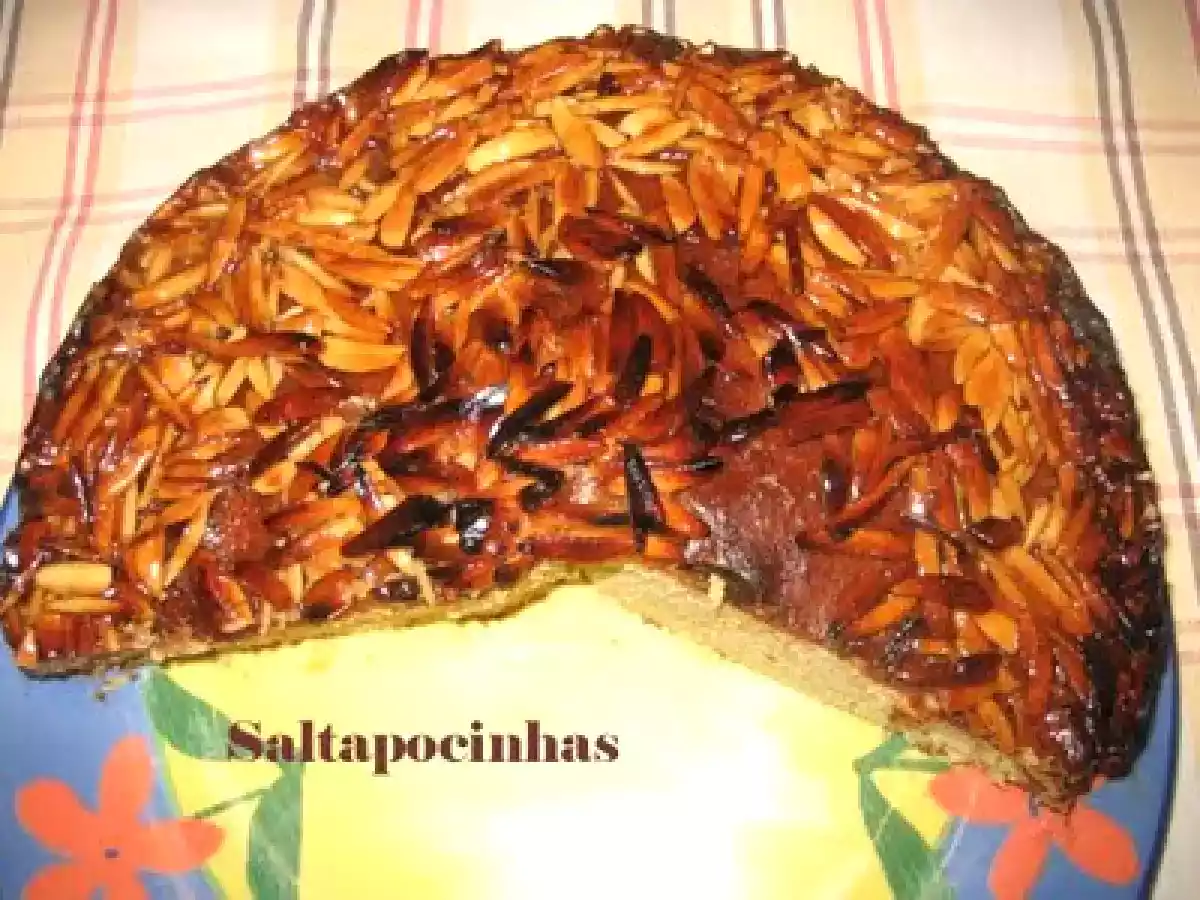 Bolo de canela com amêndoa laminada