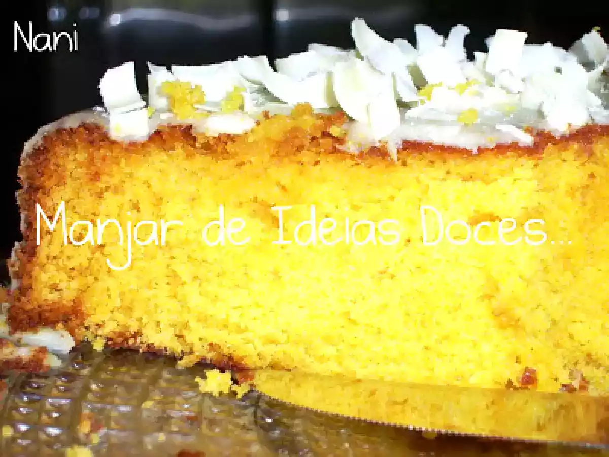 Bolo de Cenoura com Calda de Laranja e Cobertura de Chocolate Branco