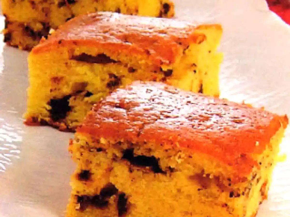 Bolo de cenoura com chocolate picado e leite de coco