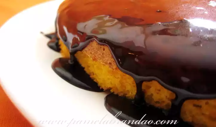Bolo de cenoura com cobertura de chocolate